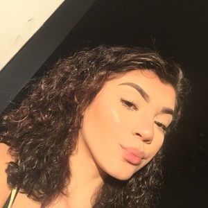 Meet your Posher, Alexis